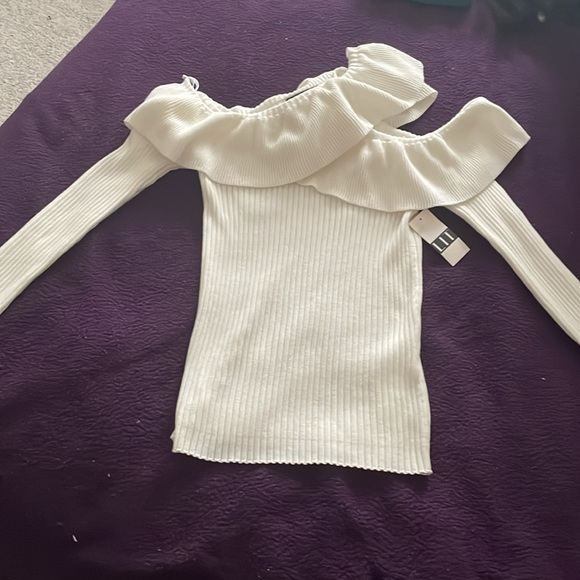 Asymmetrical Cold-shoulder Knit - Picture 5 of 10